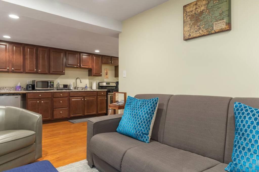 Parking - Private Entrance - King Beds Boston Exterior foto
