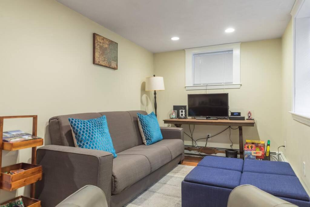 Parking - Private Entrance - King Beds Boston Exterior foto