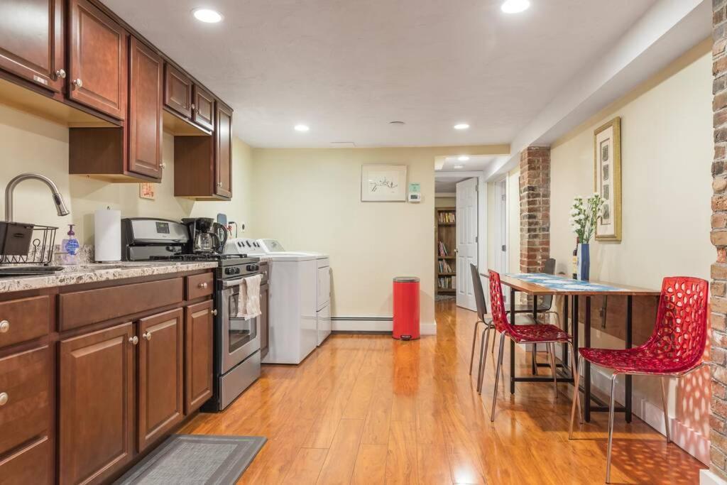 Parking - Private Entrance - King Beds Boston Exterior foto